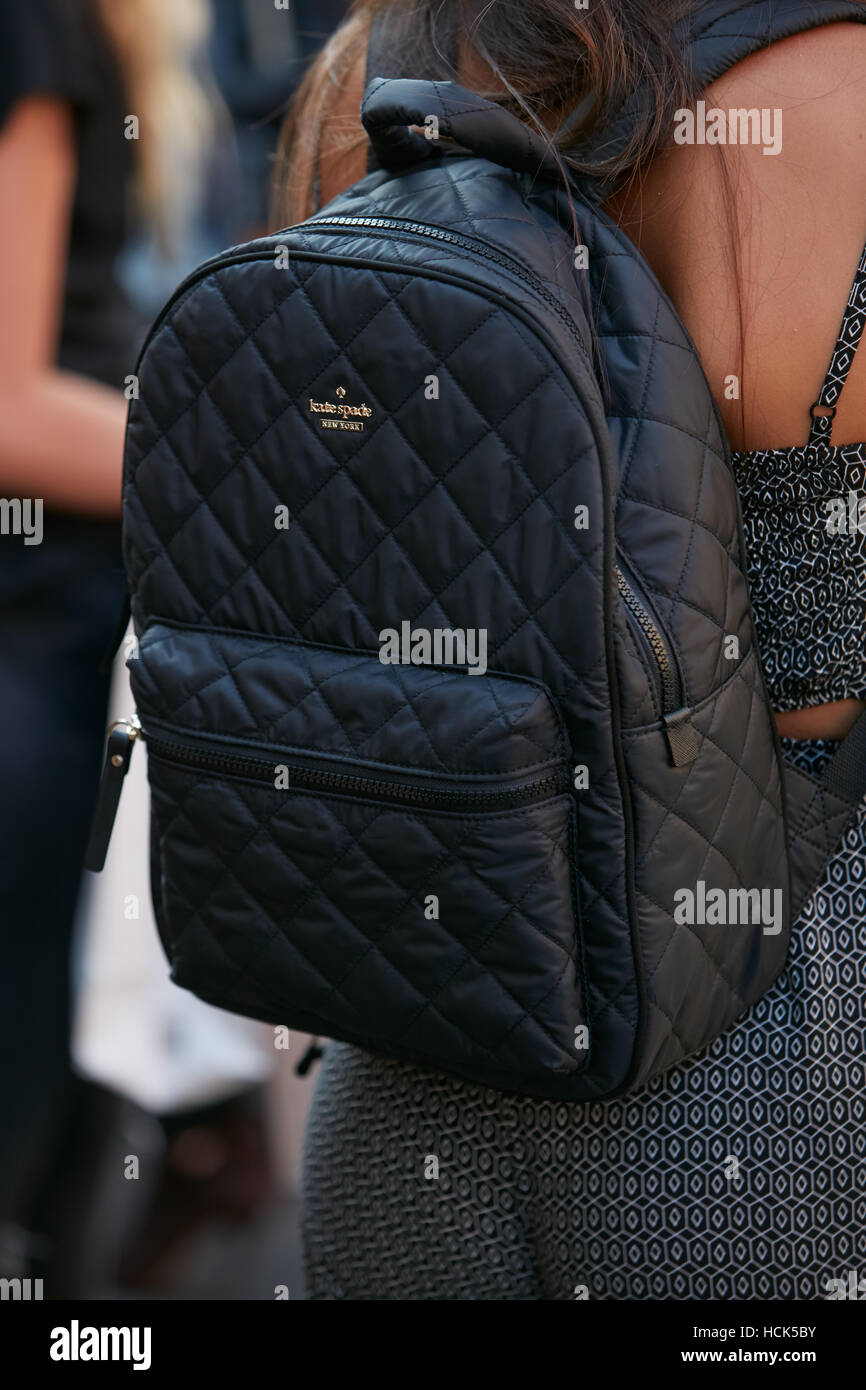 Femme avec sac à dos noir Kate Spade avant Prada fashion show, Milan  Fashion Week street style le 22 septembre 2016 à Milan Photo Stock - Alamy