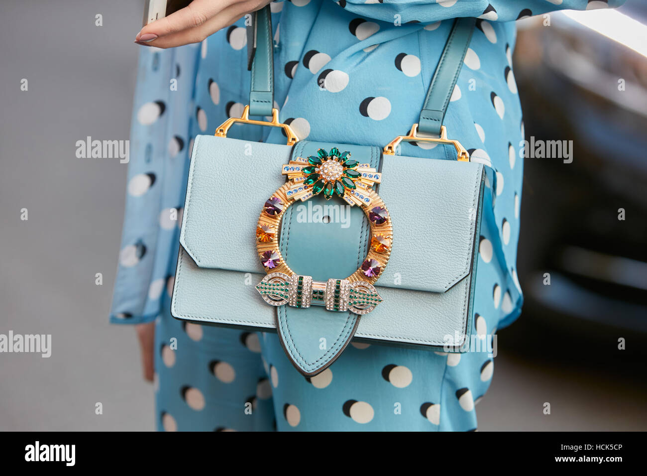 Femme avec bijou bleu pâle avant de sac Prada fashion show, Milan Fashion Week street style le 22 septembre 2016 à Milan. Banque D'Images