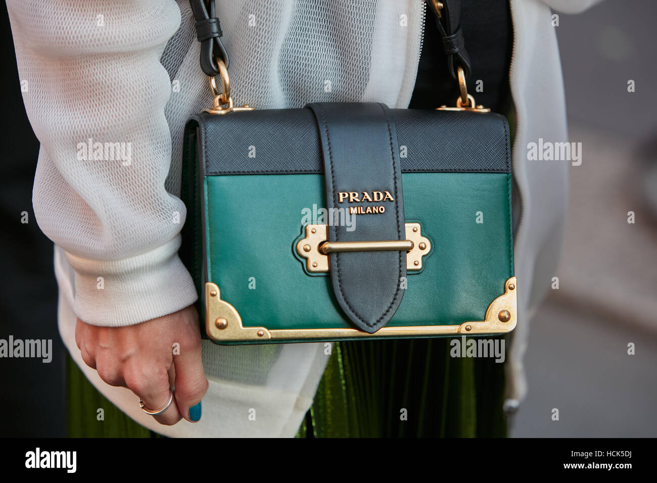 Femme avec sac Prada noir et vert avant de Prada fashion show, Milan  Fashion Week street style le 22 septembre 2016 à Milan Photo Stock - Alamy