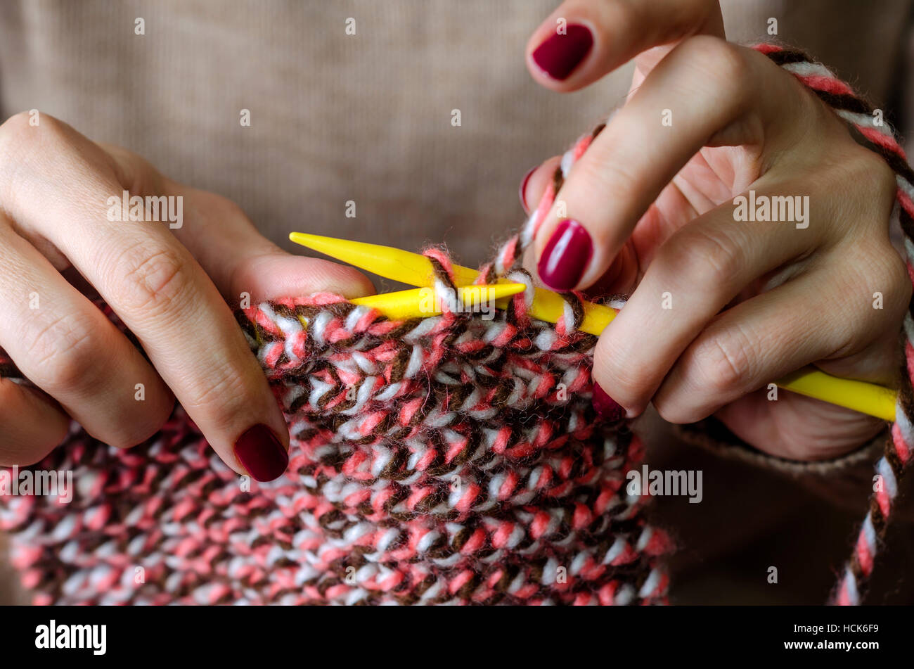 Close-up des mains tricot. Foulard fait main Photo Stock - Alamy