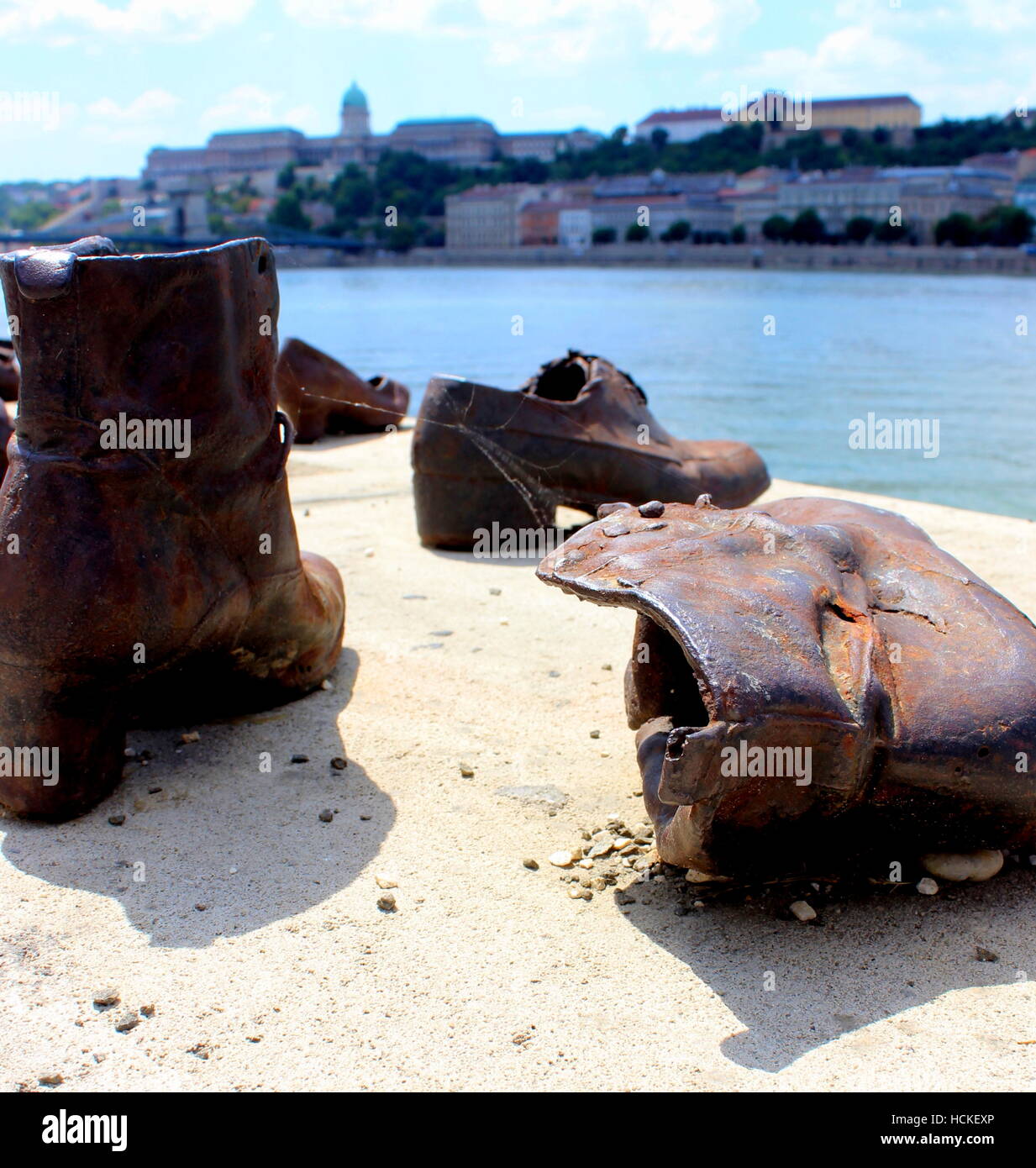 Holocaust Memorial sur le Danube avec Budapest Palace en arrière-plan, Budapest, Hongrie Banque D'Images