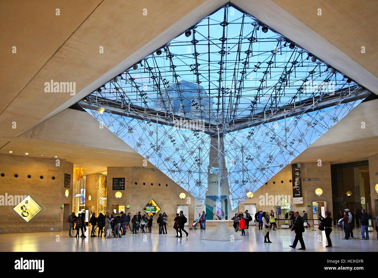 Le "Carrousel du Louvre", un centre commercial sous le Louvre, célèbre pour sa pyramide inversée. Paris, France. Banque D'Images