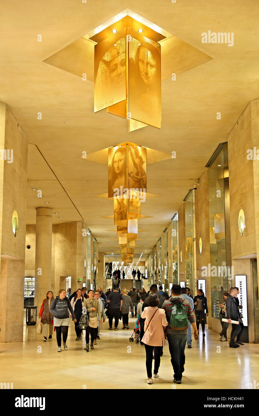 Le "Carrousel du Louvre", un centre commercial sous le Louvre, célèbre pour sa pyramide inversée. Paris, France. Banque D'Images