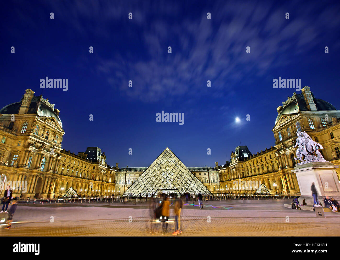 Le Musée du Louvre (Musée du Louvre) et sa pyramide de verre (architecte : I.M. Pei), Paris, France. Banque D'Images