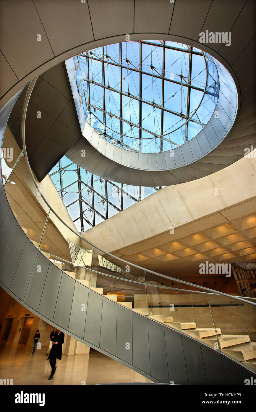 À l'entrée principale du musée du Louvre, sous la célèbre pyramide de verre. Paris, France. Banque D'Images