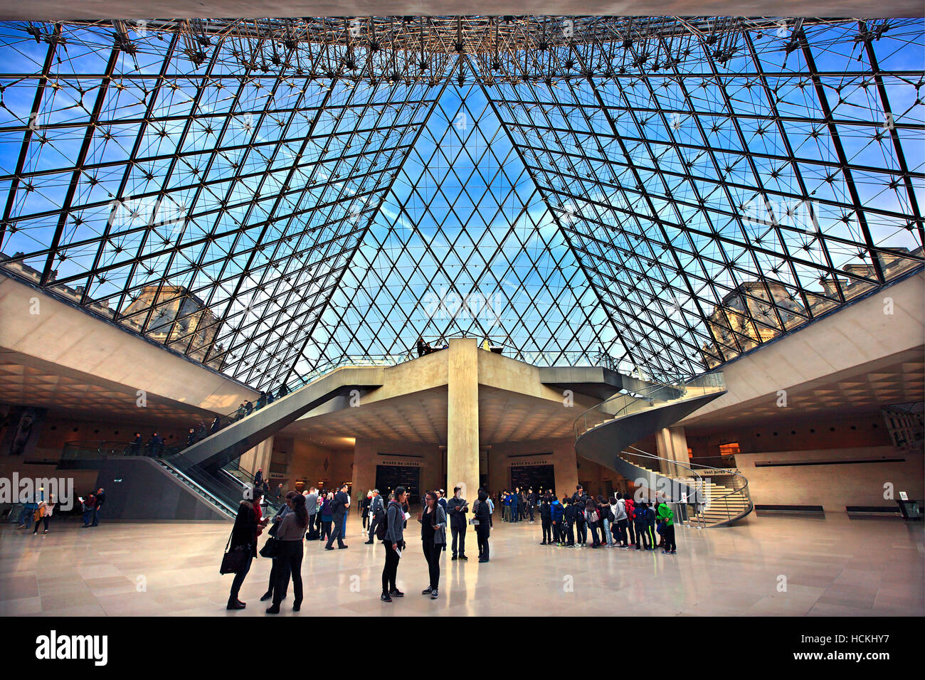 À l'entrée principale du musée du Louvre, sous la célèbre pyramide de verre. Paris, France. Banque D'Images