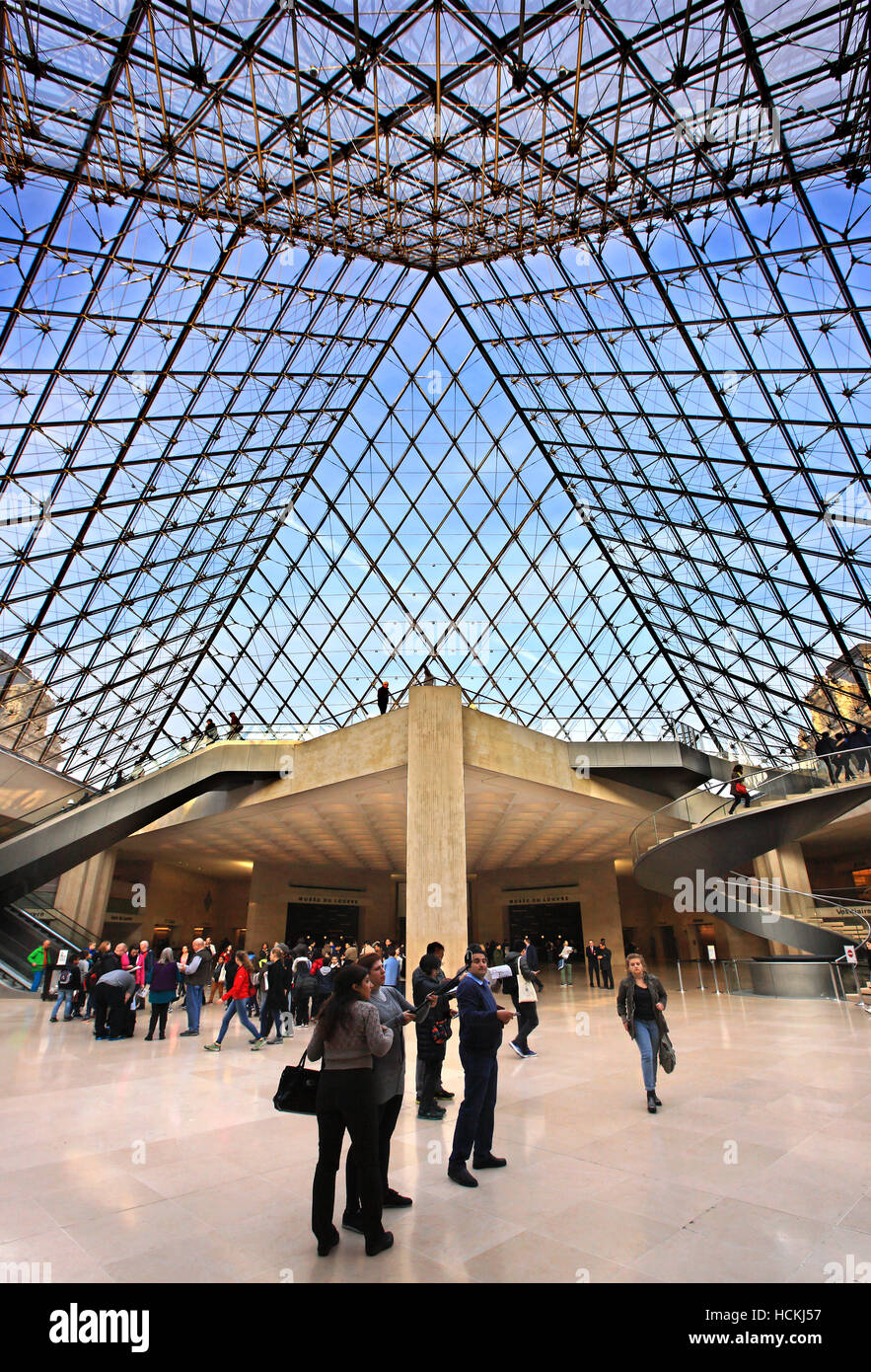 À l'entrée principale du musée du Louvre, sous la célèbre pyramide de verre. Paris, France. Banque D'Images