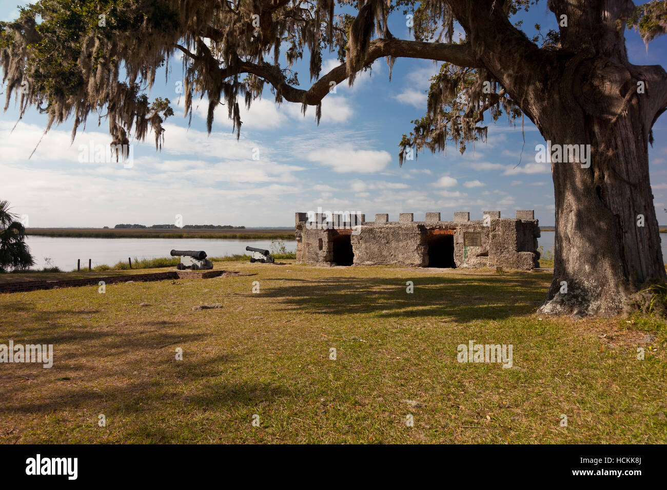 Les canons et les vestiges de la magazine à Fort Frederica National Monument sur St Simons Island en Géorgie Banque D'Images