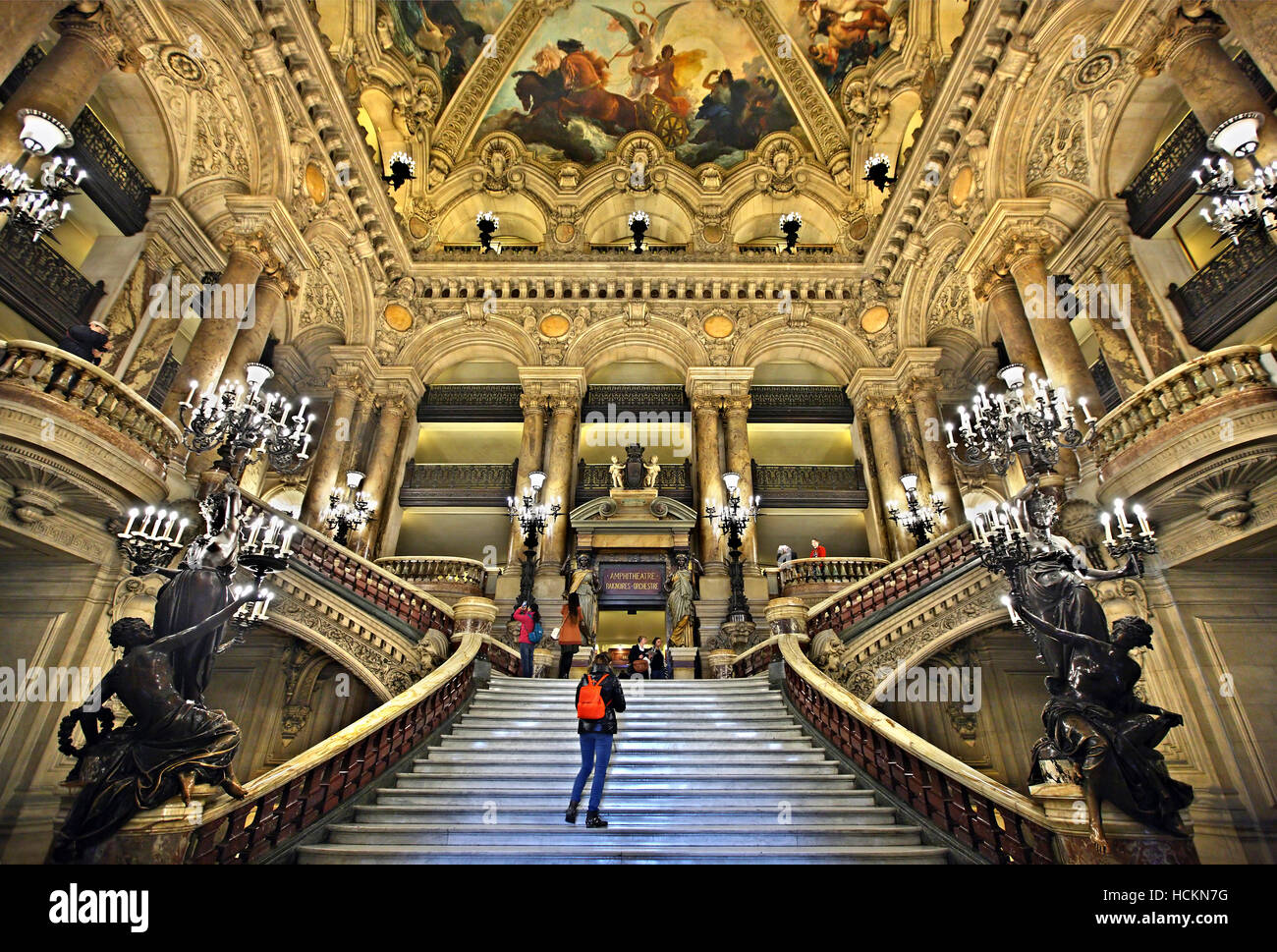 Le Grand escalier dans le Palais Garnier, Opéra National, Paris, France. Banque D'Images