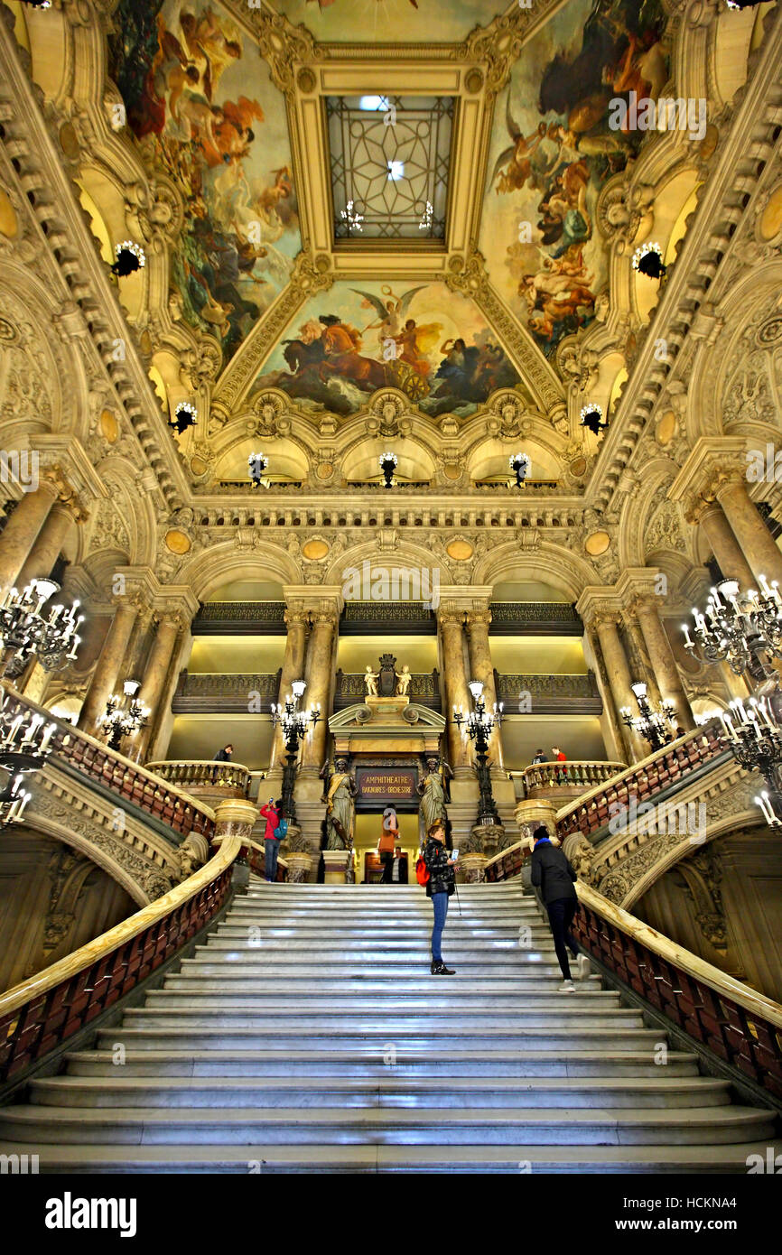 Le Grand escalier dans le Palais Garnier, Opéra National, Paris, France. Banque D'Images