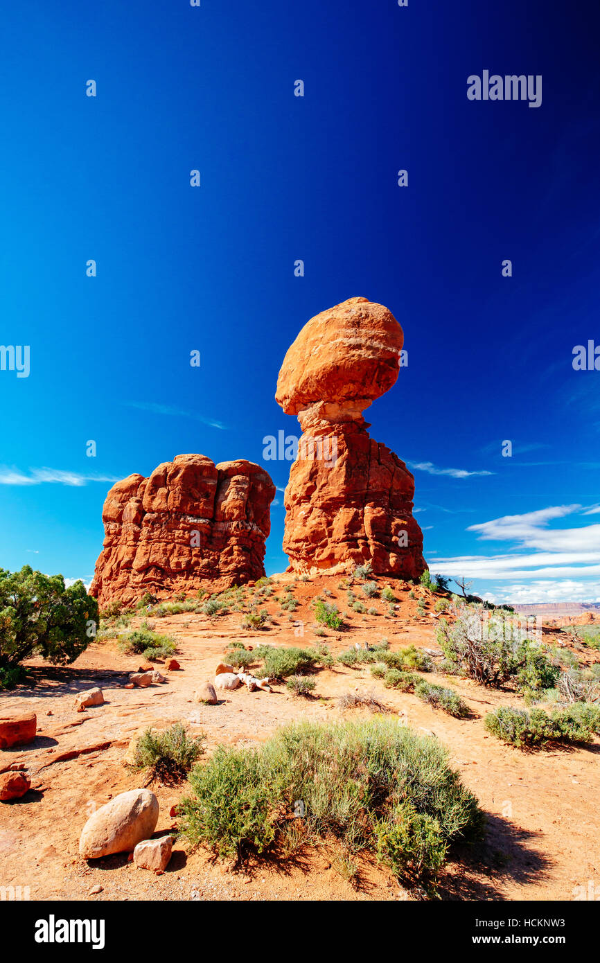 Balanced Rock - un rocher estimé à 3500 tonnes le poids - se trouve perché sur un piédestal précaire - Arches National Park, Utah, USA Banque D'Images