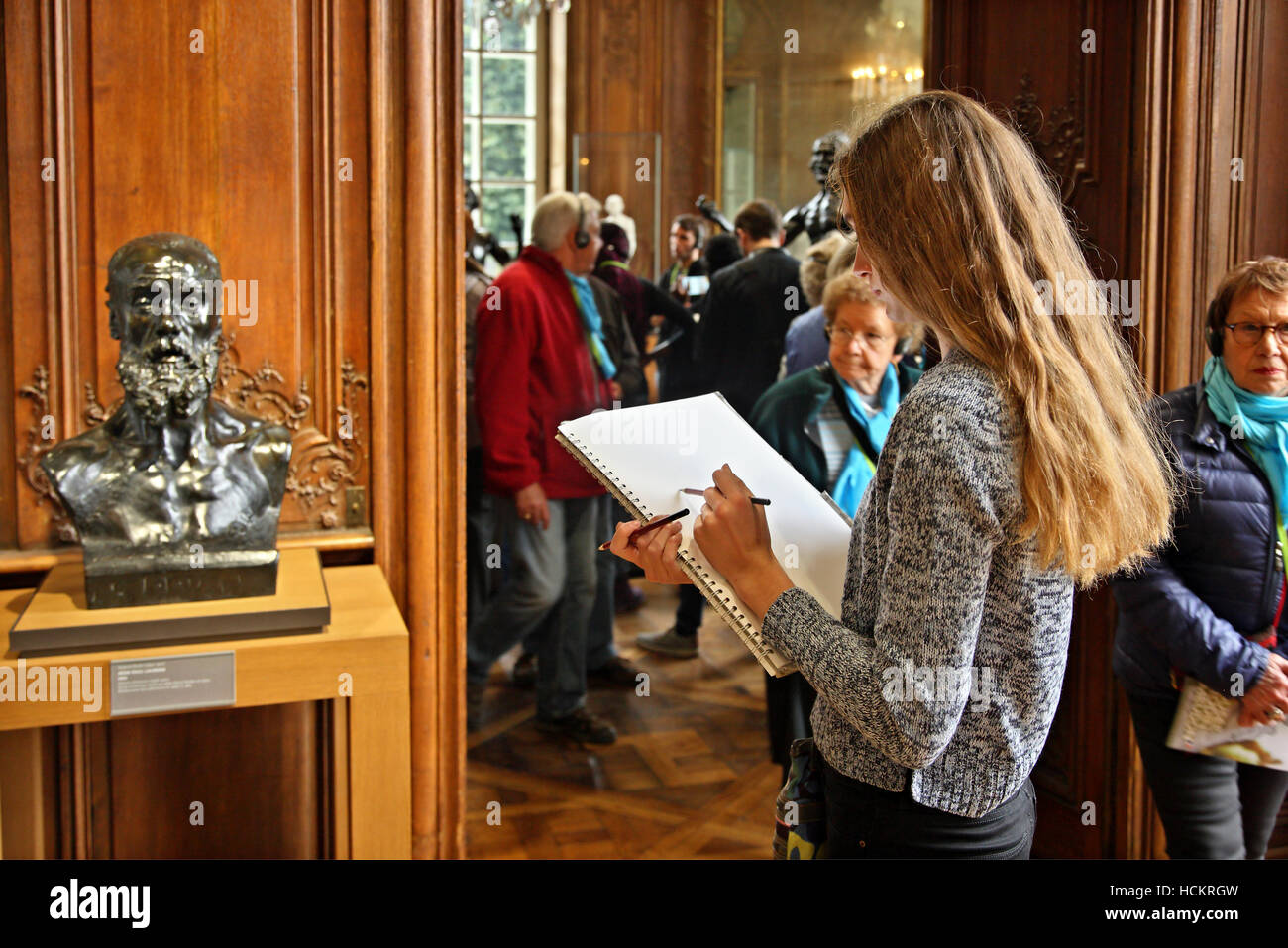 Femme en train de dessiner au Musée Rodin, Saint-Germain, Paris, France Banque D'Images