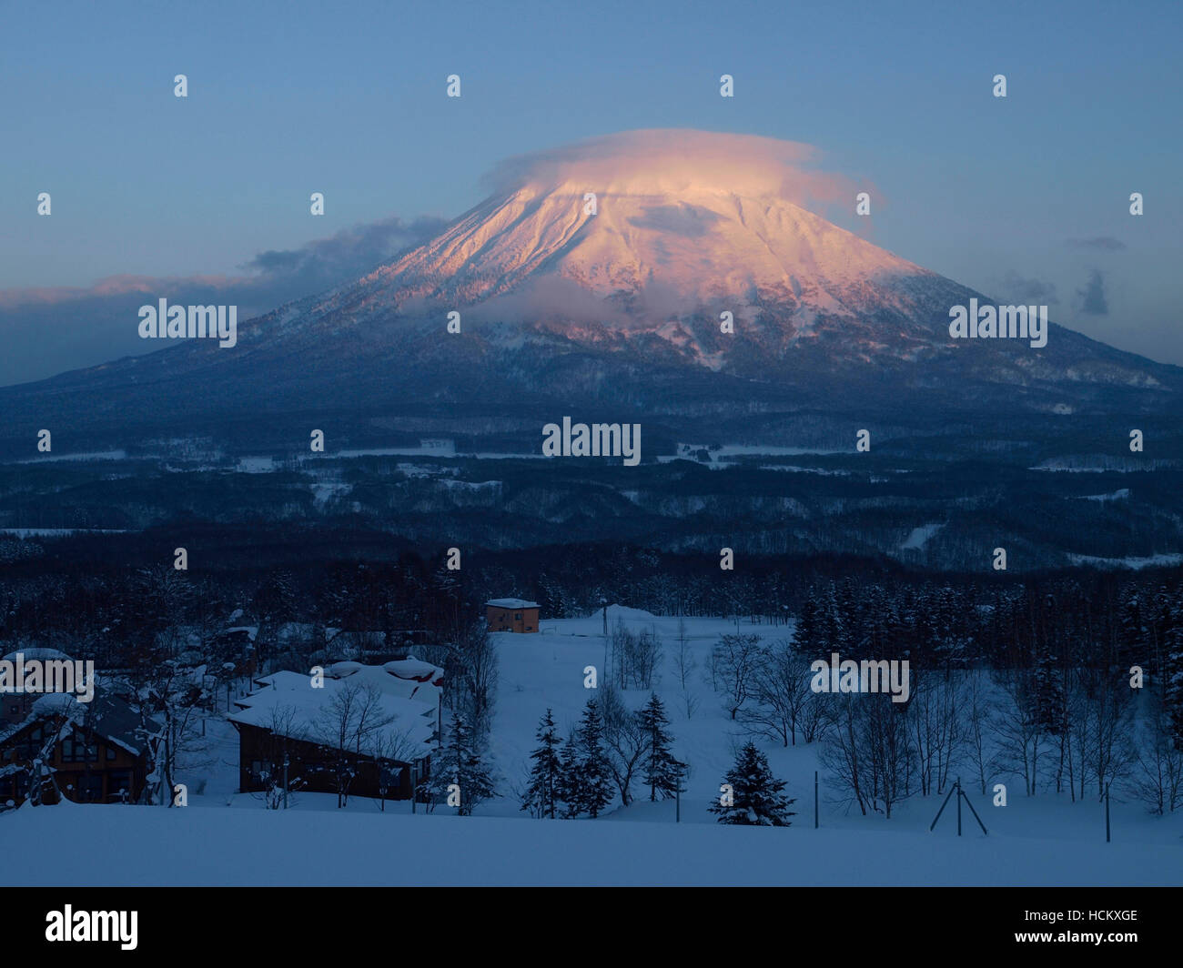 Alpenglow Sur Le Mont Yotei Vu Depuis Le Village De Niseko Le Mont Yotei Est Un Stratovolcan Actif Situe Dans Le Parc National De Shikotsu Toya Hokkaido Japon Il Est Aussi Appele Yezo Alpenglow Sur Le Mont Yotei Vu Depuis Le Village De Niseko Le Mont Yotei Est Un Stratovolcan Actif Situe Dans Le Parc National De Shikotsu Toya Hokkaido Japon Il Est Aussi Appele Yezo