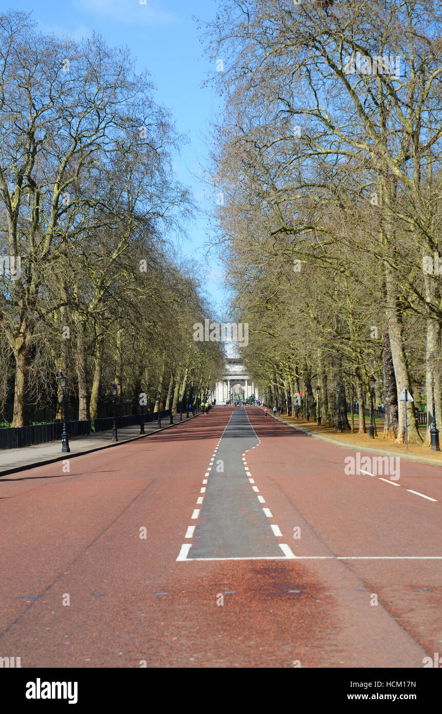 Constitution Hill est une route dans la ville de Westminster à Londres. Il relie l'extrémité ouest de la Mall à Hyde Park Corner Banque D'Images