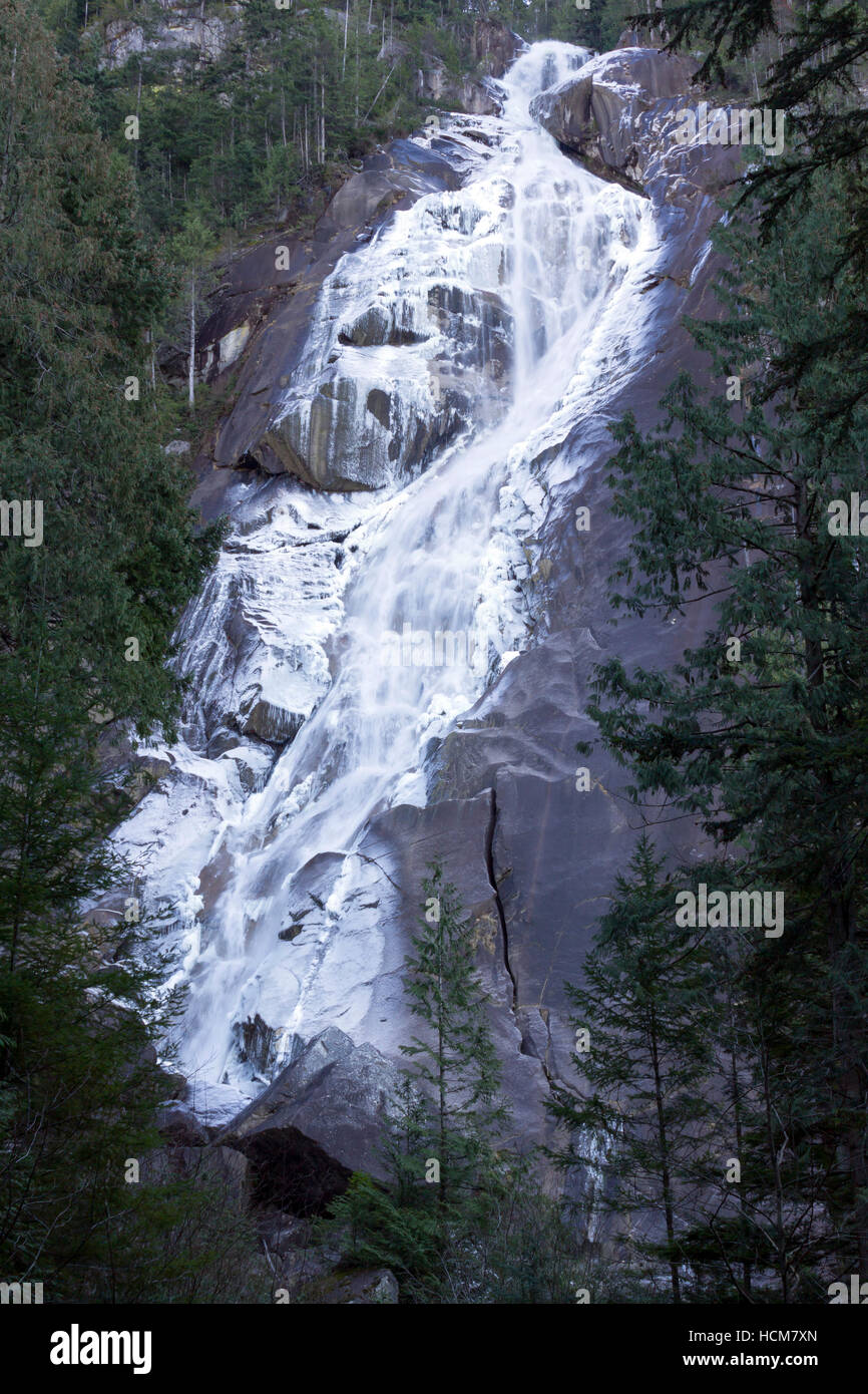 L'eau congelée sur Shannon Falls situé dans la région de Shannon Falls Provincial Park, à Squamish, en Colombie-Britannique, Canada. Banque D'Images