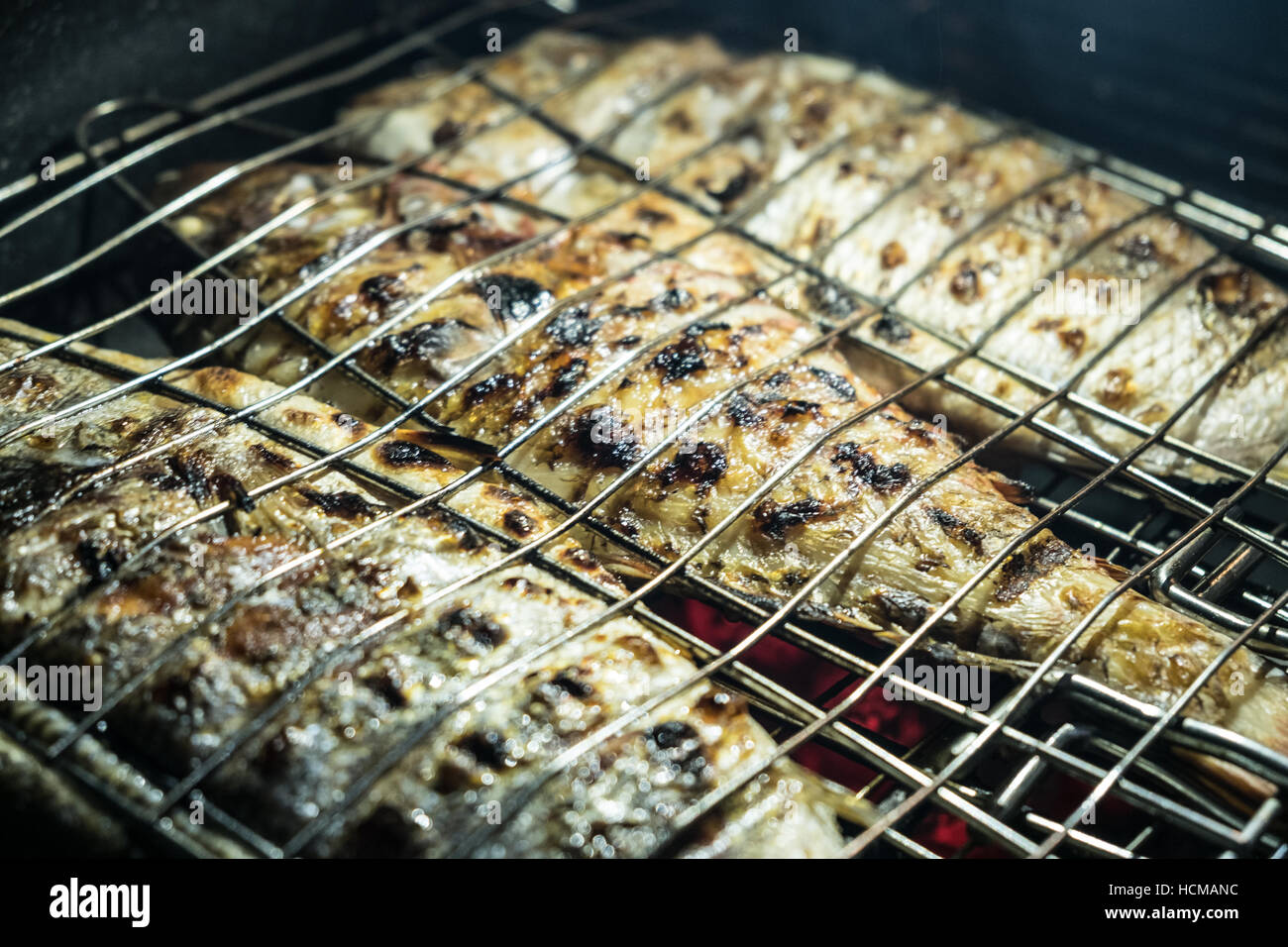 Libre de poisson sur le gril du barbecue - Banque D'Images