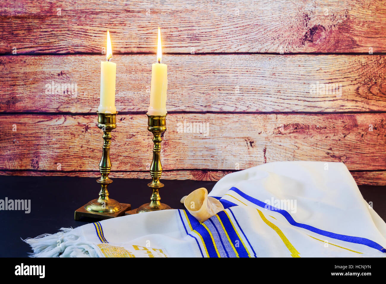 Juive de sabbat. L'image et du pain challah candelas sur table en bois Banque D'Images