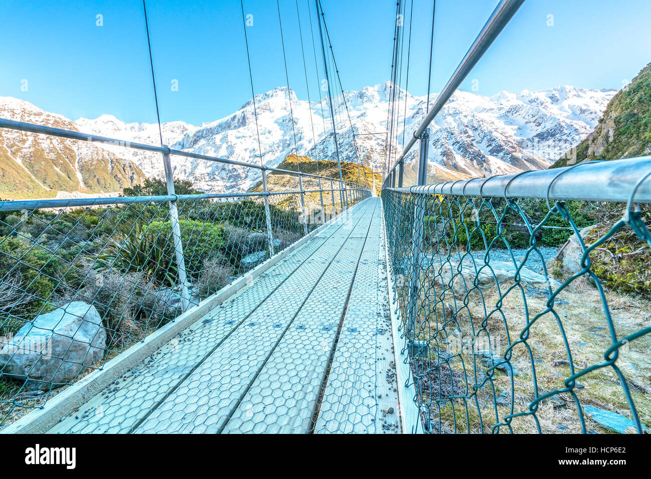 Pont suspendu au-dessus de la rivière Hooker, Parc National du Mont Cook, Canterbury, île du Sud, Nouvelle-Zélande Banque D'Images