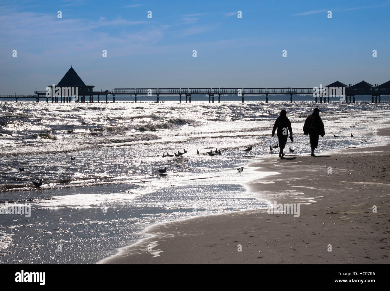 Les mouettes et les promeneurs sur la plage, rétroéclairage, port d'Heringsdorf, Heringsdorf, Usedom, imperial baths, côte de la mer Baltique Banque D'Images