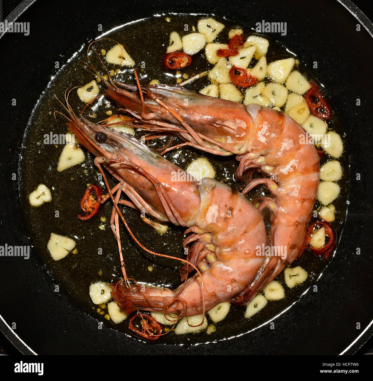 Langoustines sauteeing dans la poêle avec l'ail et l'huile, un plat espagnol, Tenerife, Canaries, Espagne Banque D'Images