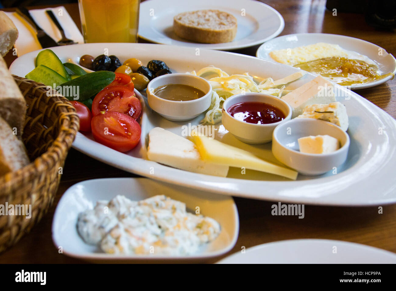 Petit-déjeuner à turc Van Kahvalti Evi, dans le quartier de Cihangir Istanbul, Turquie Banque D'Images