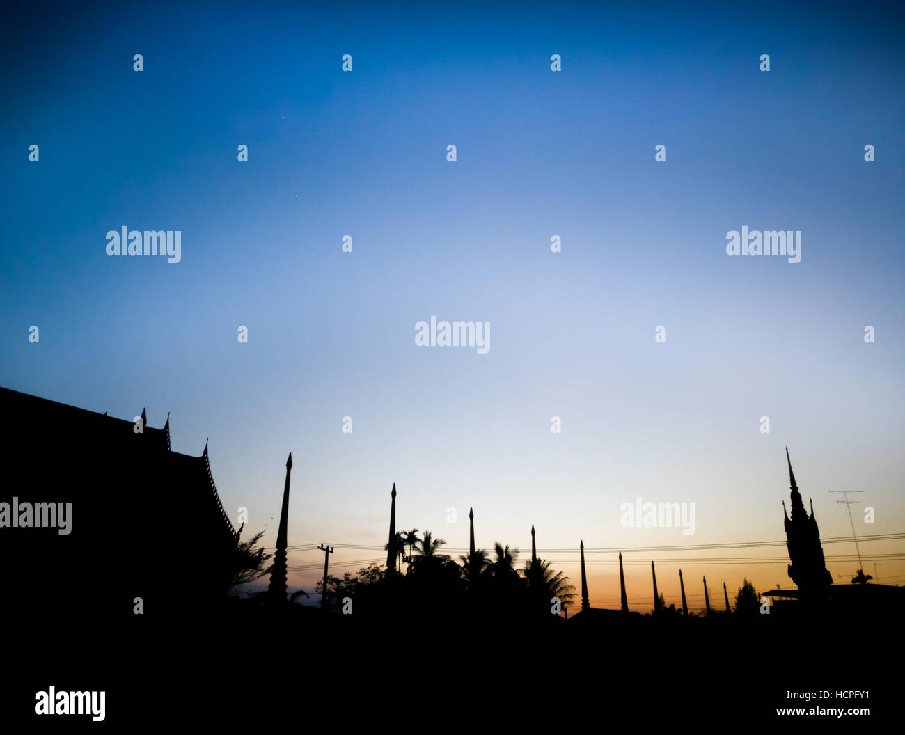 Silhouette du temple de Ciel bleu au coucher du soleil, heure du crépuscule Banque D'Images