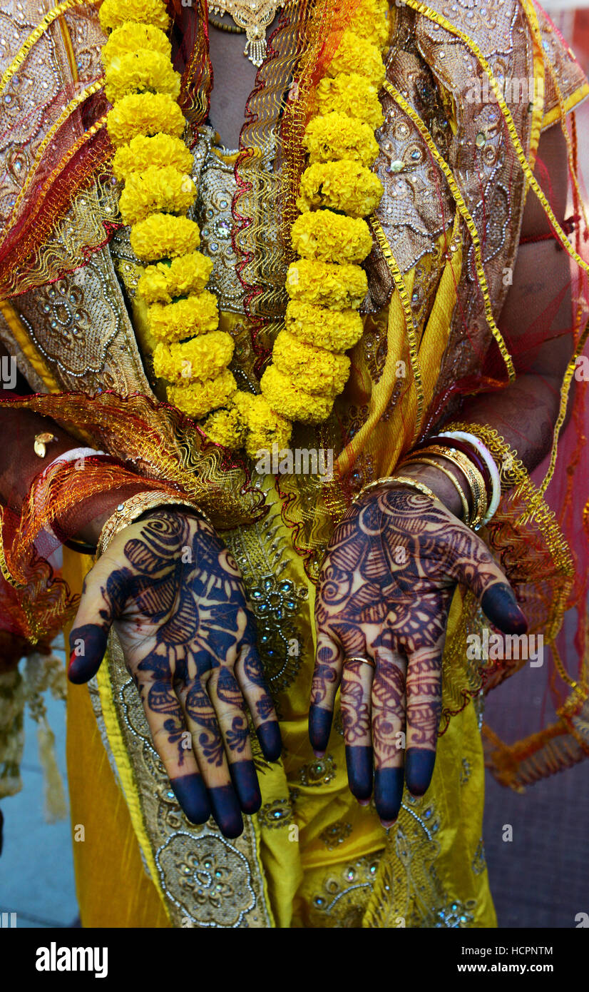 Une Indienne mariée montrant ses mains décorées au henné. Banque D'Images
