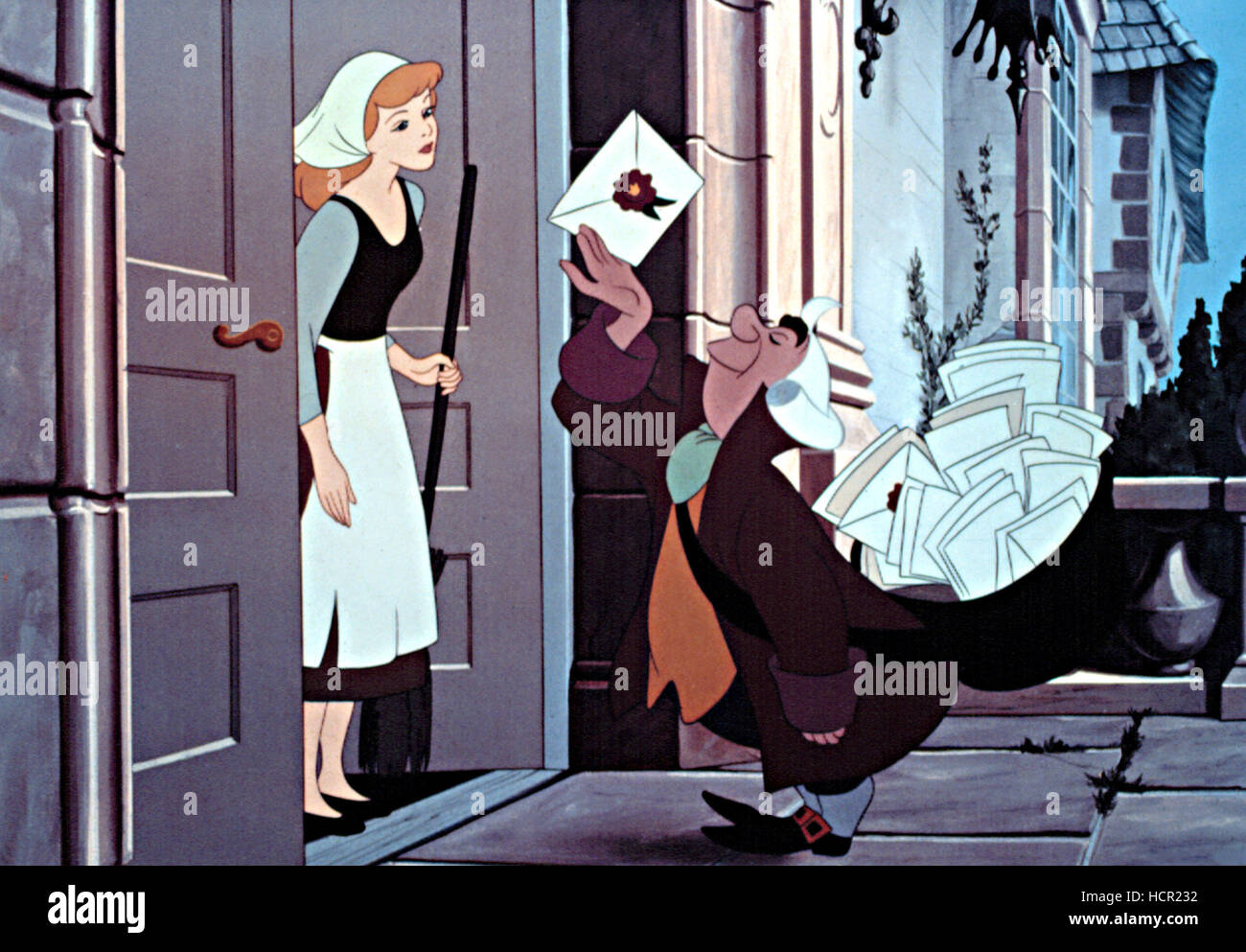 Cendrillon, Cendrillon, tenant un balai, arrête son ménage pour recevoir  une lettre, 1950 Photo Stock - Alamy