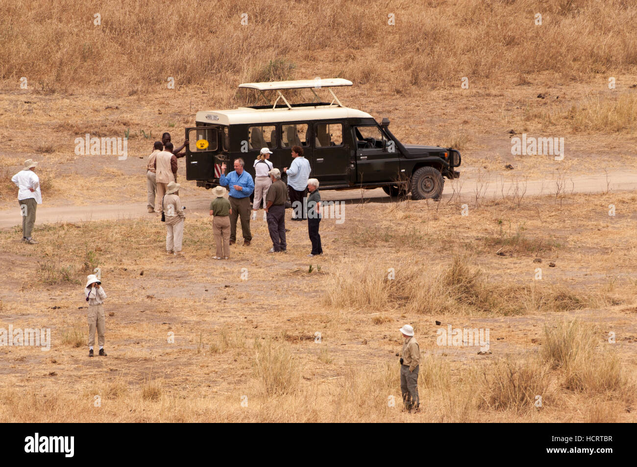 Les touristes à l'extérieur de leur véhicule, parc national de Tarangire, Tanzanie Banque D'Images