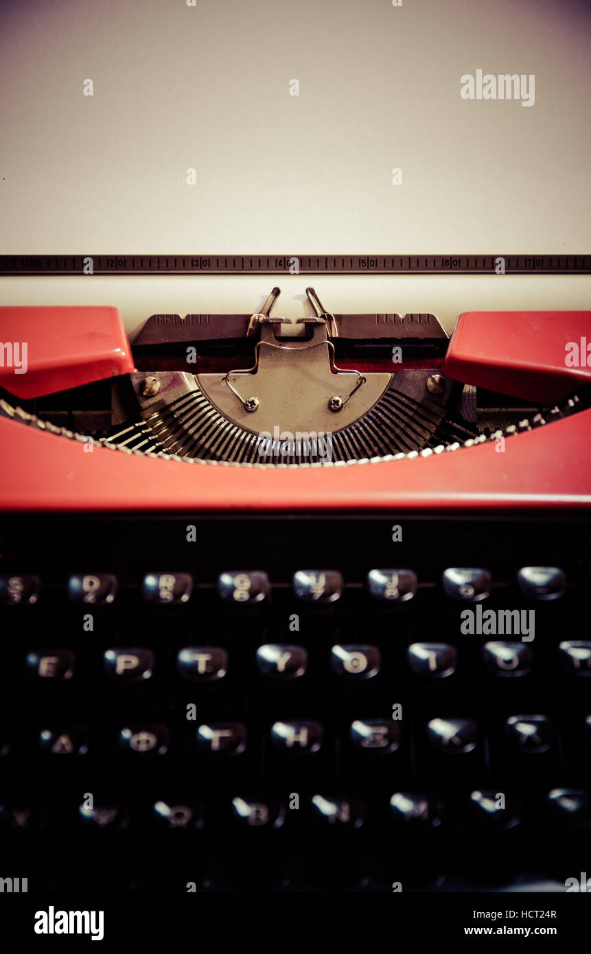Close up of les lettres sur une vieille machine à écrire, avec papier vide. Banque D'Images