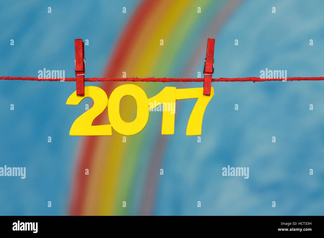 La veille du Nouvel An 2017 avec les numéros un arc-en-ciel de couleurs et fond de ciel bleu illustrant le concept de nouveaux débuts. Banque D'Images