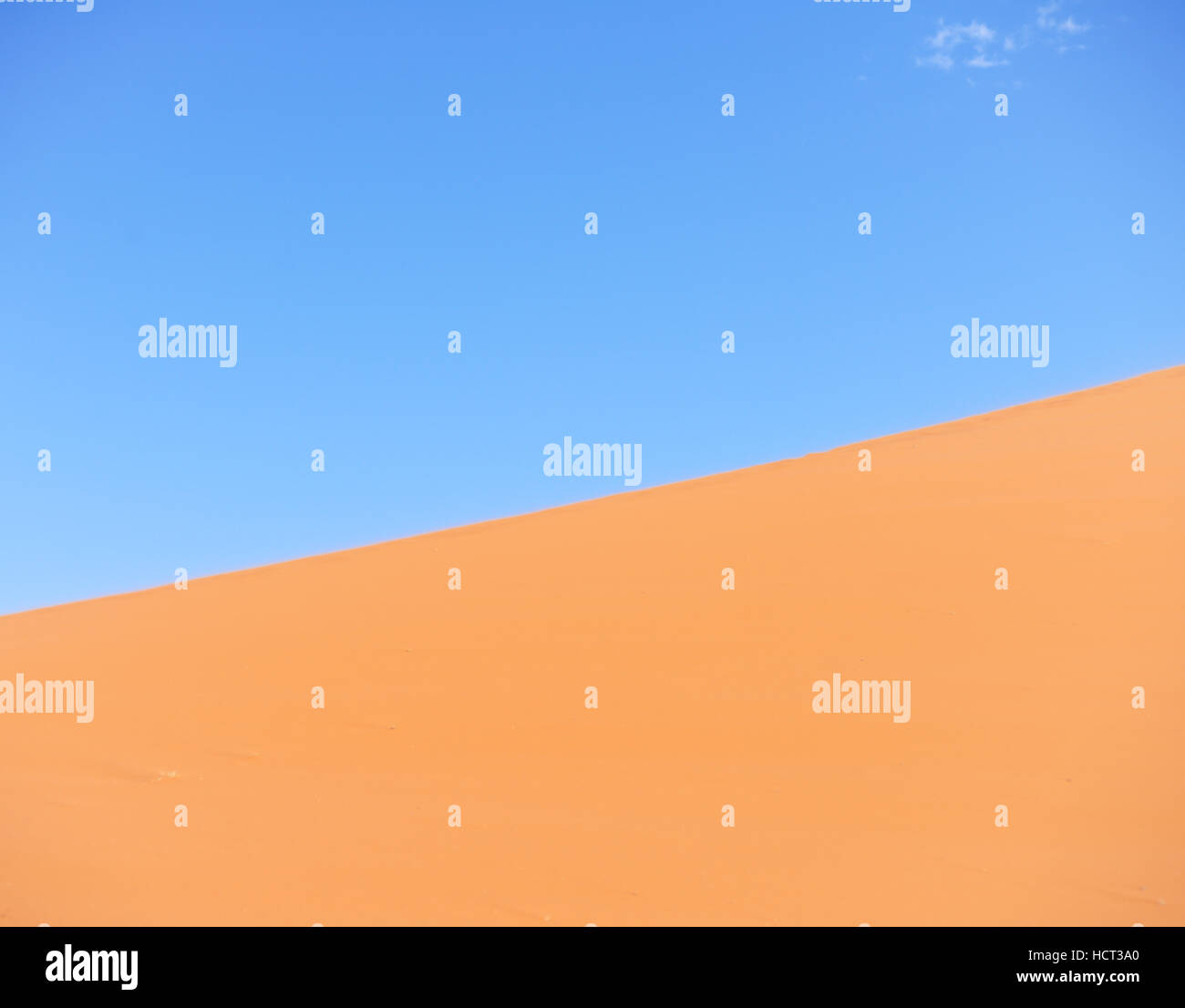 Dune de sable avec ciel bleu Banque D'Images