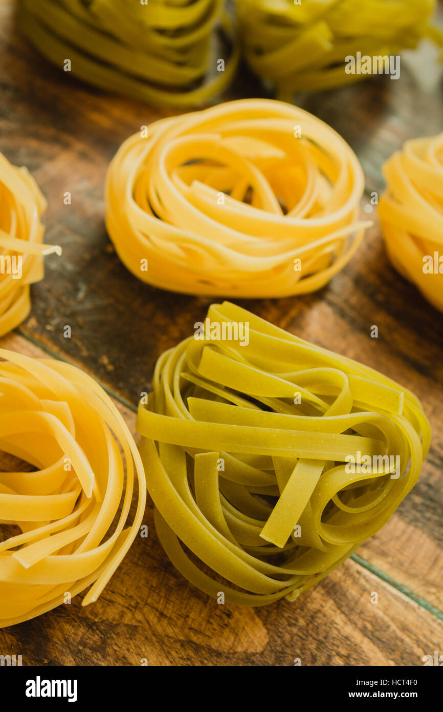 Différents types de pâtes de couleur avec différentes formes Photo Stock Alamy