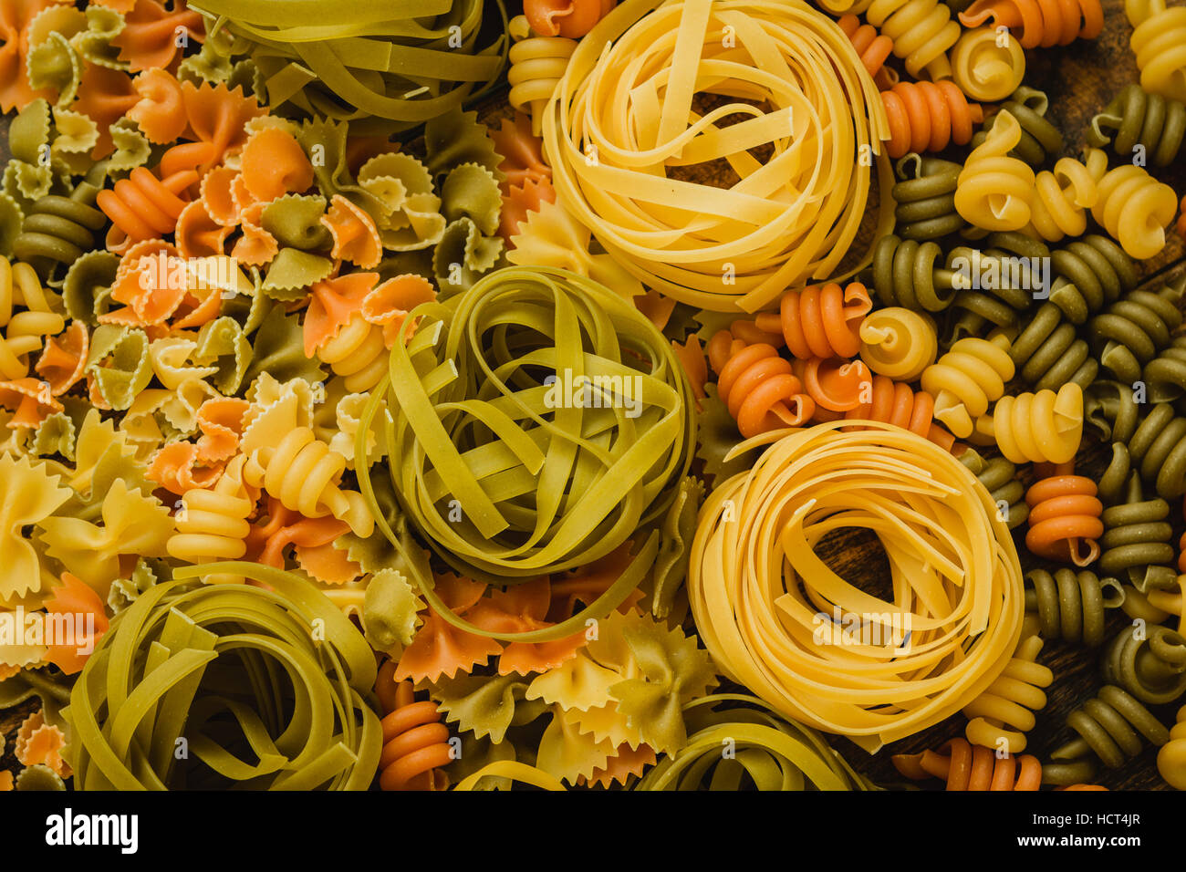 Différents types de pâtes de couleur avec différentes formes Photo Stock Alamy