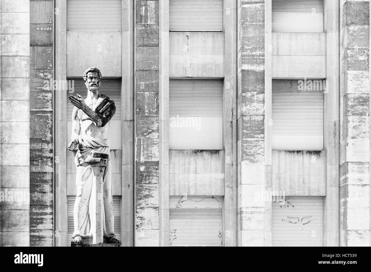 Démosthène statue devant Facultade de Letras de l'Université de Coimbra, Portugal (noir et blanc) Banque D'Images