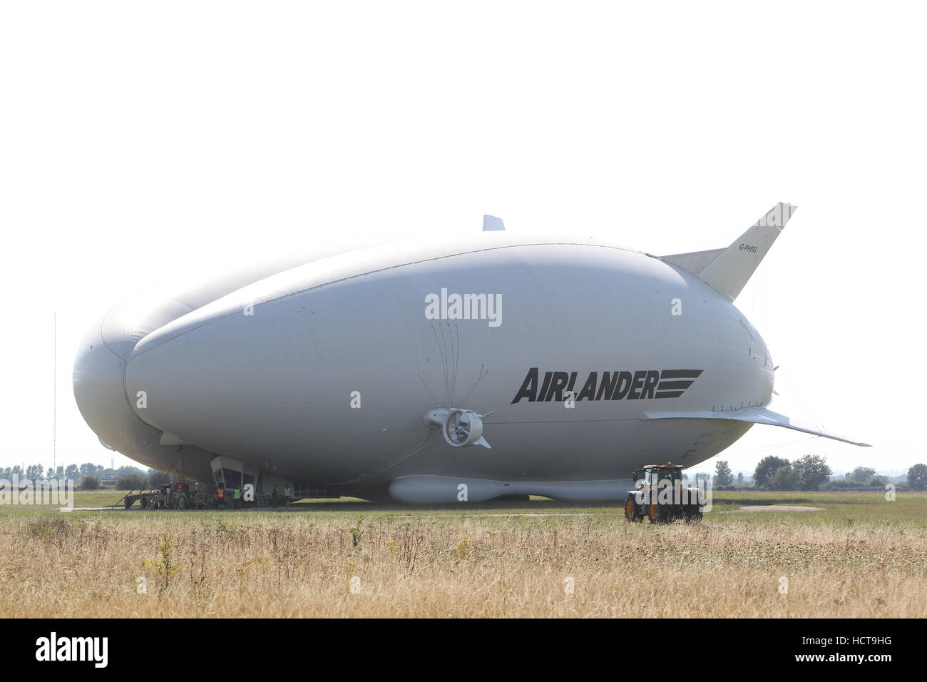 L'Airlander 10, le plus grand avion du monde, subit les dernières vérifications avant qu'il soit premier vol à l'Aérodrome de Cardington, Bedfordshire comprend : l'Airlander 10 Où : Bedfordshire, Royaume-Uni Quand : 17 août 2016 Banque D'Images