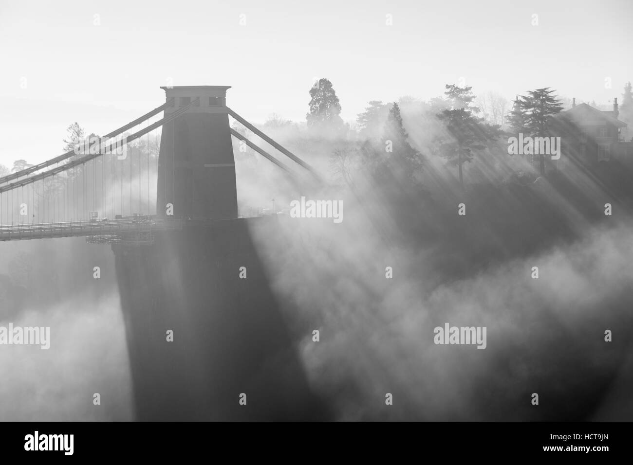 Le pont suspendu de Clifton avec du brouillard autour de lui dans la gorge d'Avon, Bristol Banque D'Images