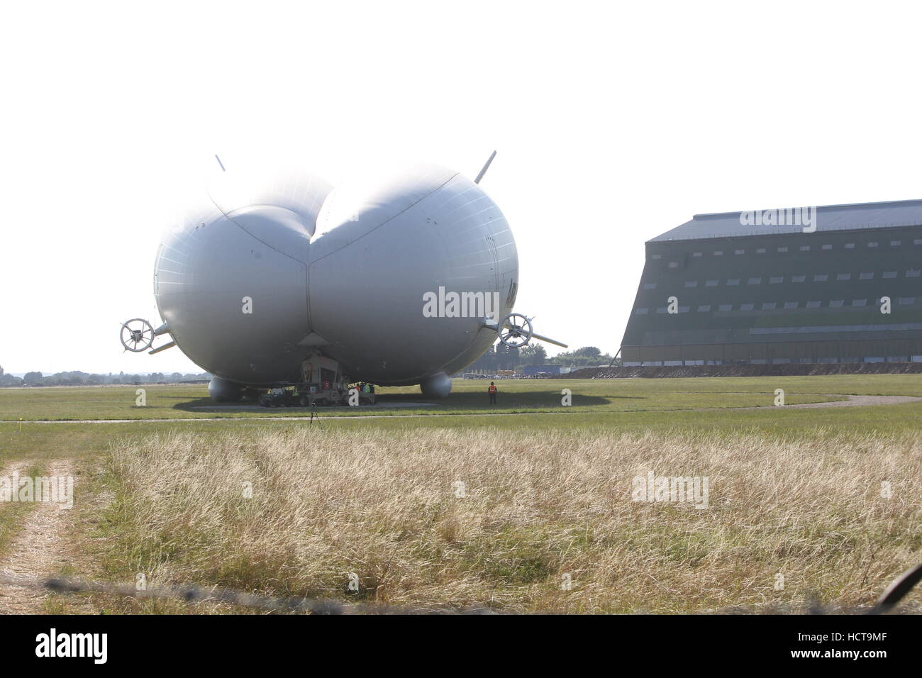 L'Airlander 10, le plus grand avion du monde, subit les dernières vérifications avant qu'il soit premier vol à l'Aérodrome de Cardington, Bedfordshire comprend : l'Airlander 10 Où : Bedfordshire, Royaume-Uni Quand : 17 août 2016 Banque D'Images