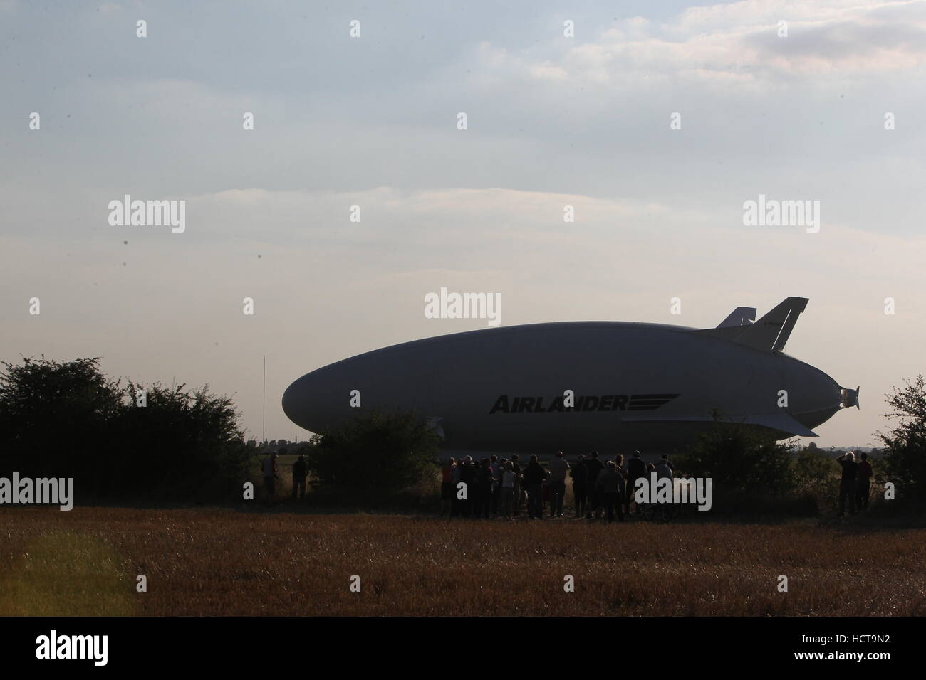 L'Airlander 10, le plus grand avion du monde, subit les dernières vérifications avant qu'il soit premier vol à l'Aérodrome de Cardington, Bedfordshire comprend : l'Airlander 10 Où : Bedfordshire, Royaume-Uni Quand : 17 août 2016 Banque D'Images