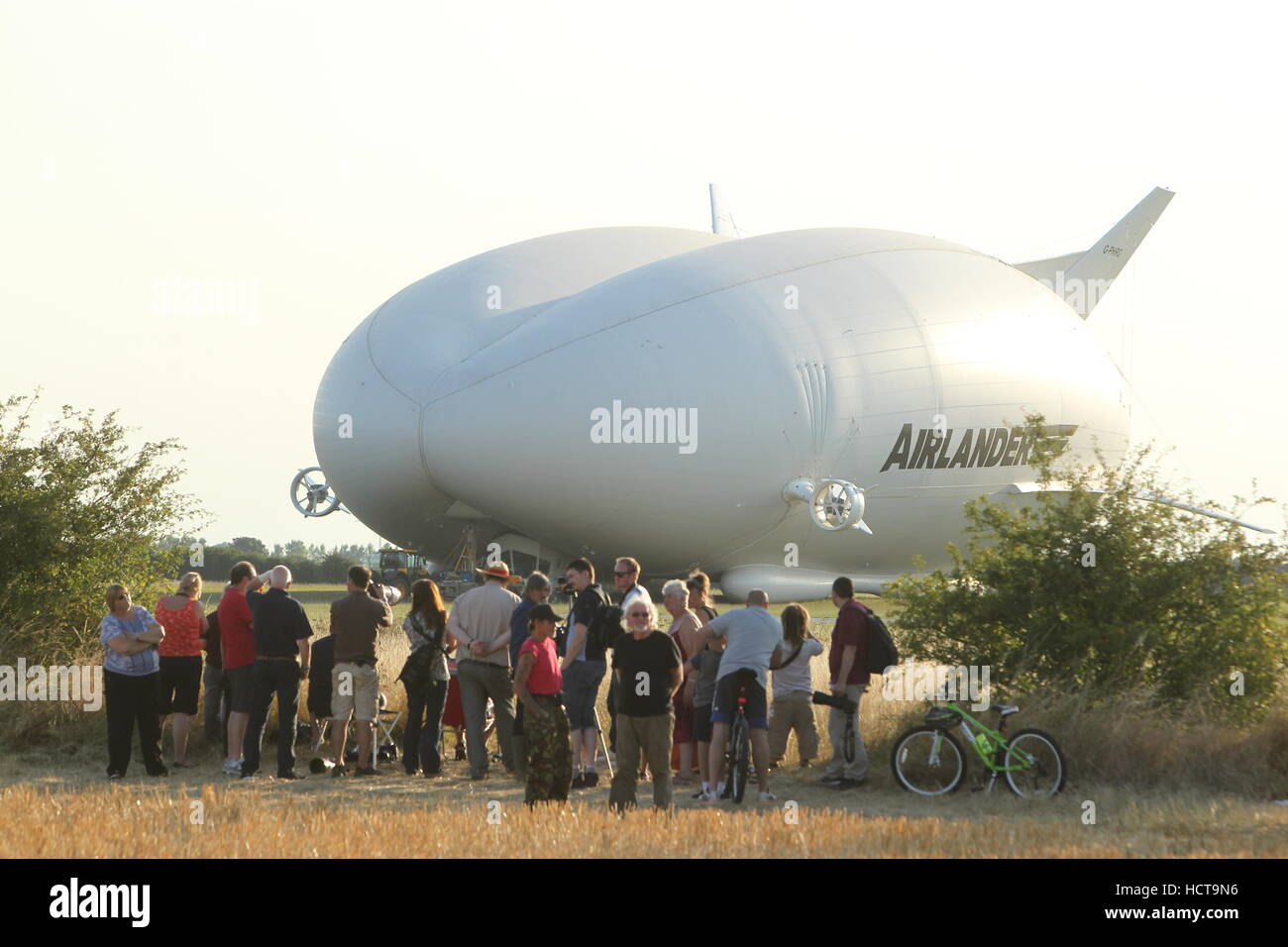 L'Airlander 10, le plus grand avion du monde, subit les dernières vérifications avant qu'il soit premier vol à l'Aérodrome de Cardington, Bedfordshire comprend : l'Airlander 10 Où : Bedfordshire, Royaume-Uni Quand : 17 août 2016 Banque D'Images