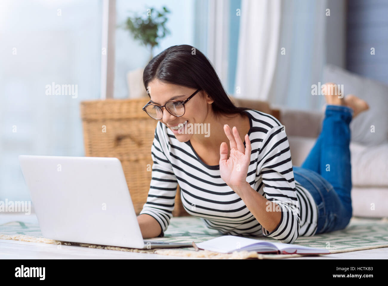 Smiling woman having a conversation via Internet Banque D'Images
