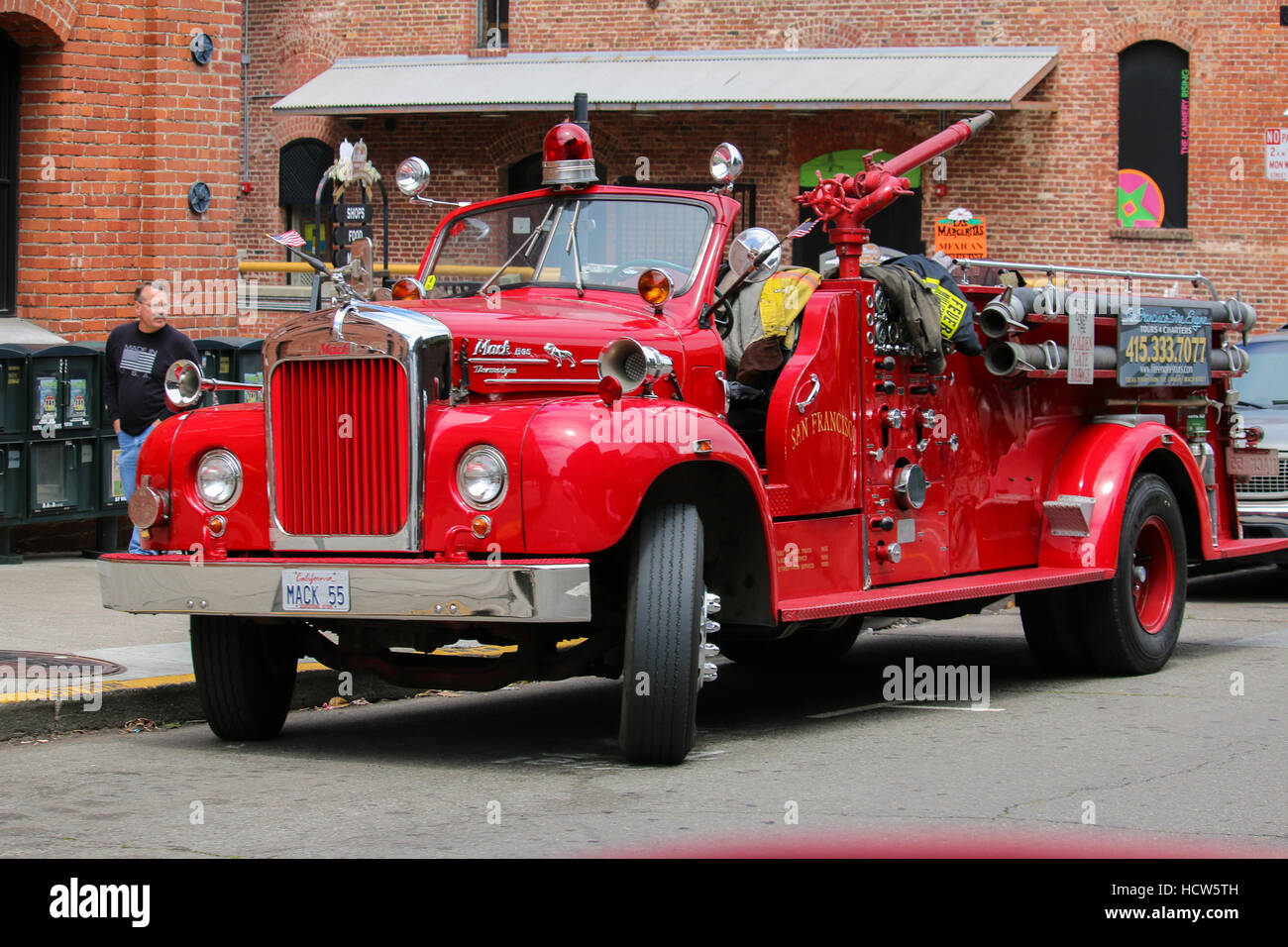 SAN FRANCISCO, CALIFORNIE - MAI 23, 2015 : 1934 Diamond-T camion à incendie qui a été entièrement restauré en deux ans par les détenus de la prison d'État du Nevada dans Banque D'Images