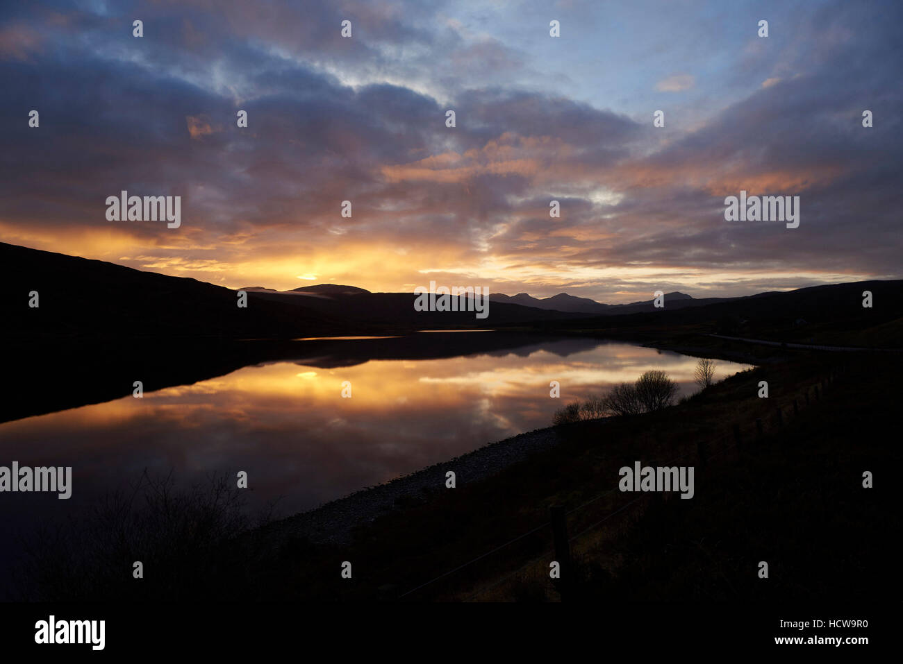 Le Loch Torridon Mountains reflète dans une Croisg, à l'ouest de Achnasheen, Wester Ross, les Highlands écossais Banque D'Images