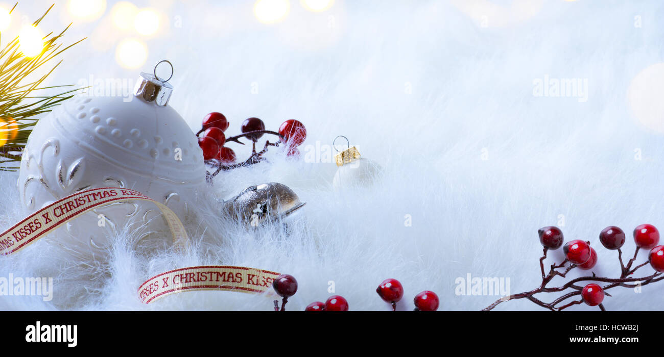 Vacances de Noël la décoration et la lumière de l'arbre sur fond blanc Banque D'Images