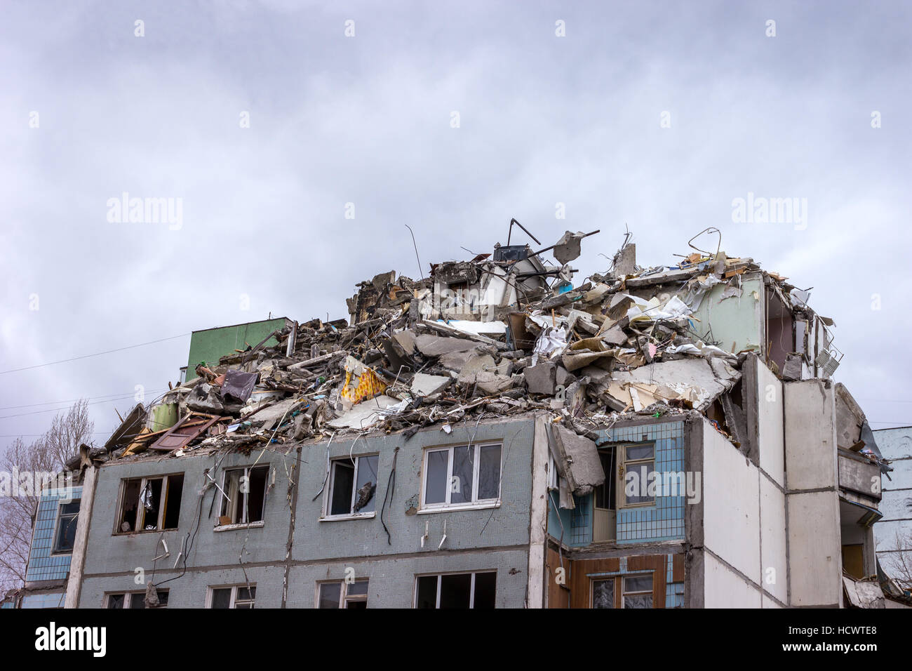 Démolition de bâtiments en milieu urbain. Maison en ruines. Banque D'Images