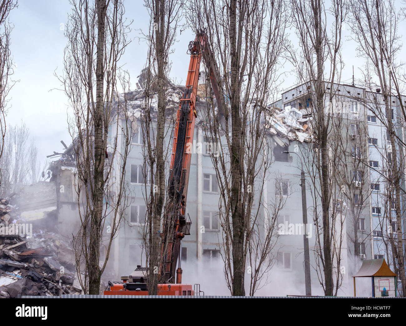 Dans cette maison, il y avait une explosion de gaz dans un des appartements a entraîné la destruction de la maison. Banque D'Images