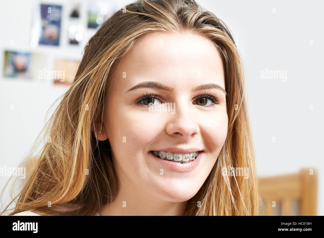 Portrait Of Smiling Teenage Girl Wearing appareil dentaire Banque D'Images