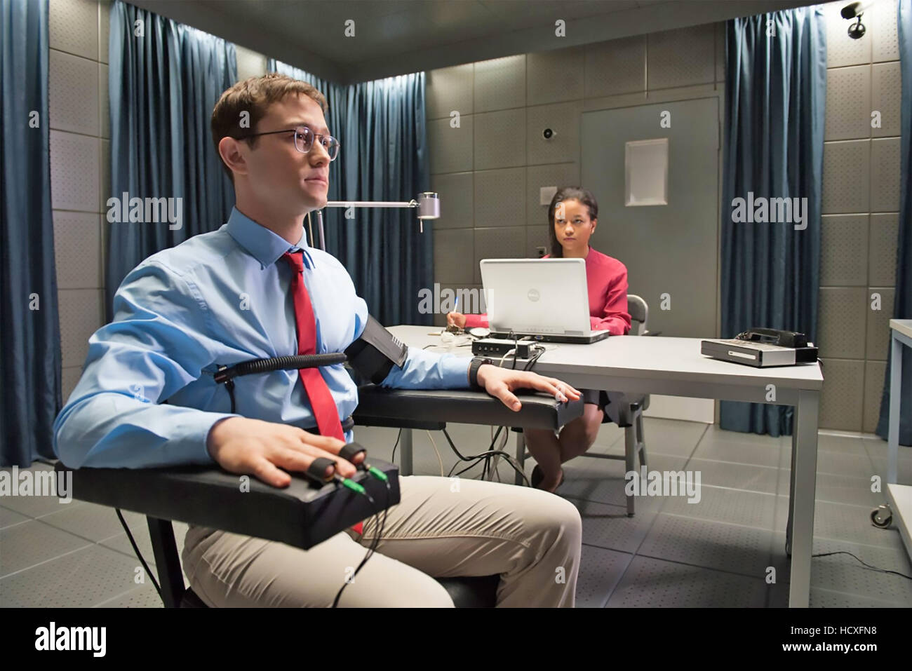 SNOWDEN 2016 Open Road Films Production avec Joseph Gordon-Levitt comme Edward Snowden en tenant un détecteur de mensonge Banque D'Images