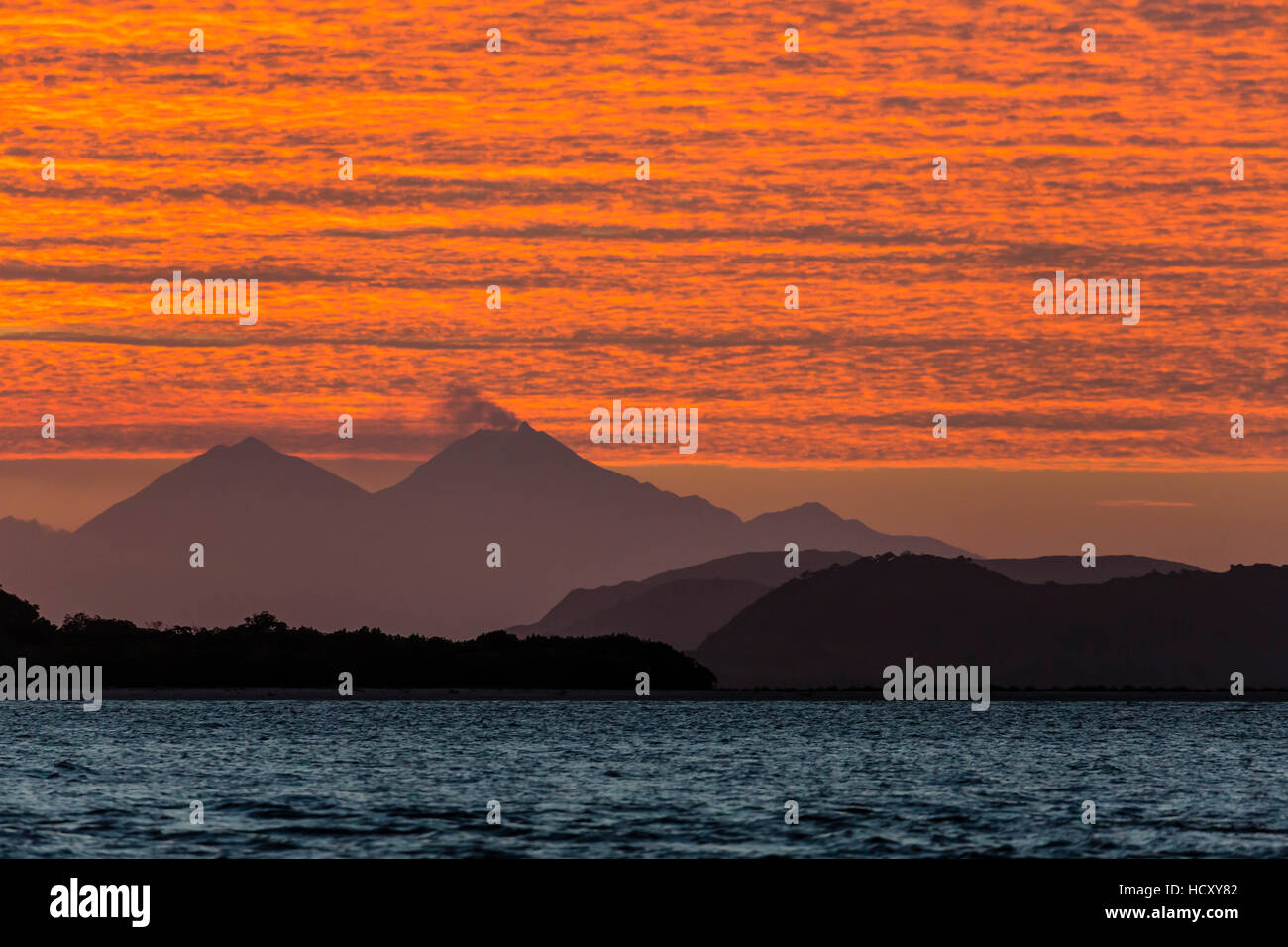 Coucher de soleil sur le Parc National de Komodo, Rinca Island, la mer de Flores, en Indonésie Banque D'Images