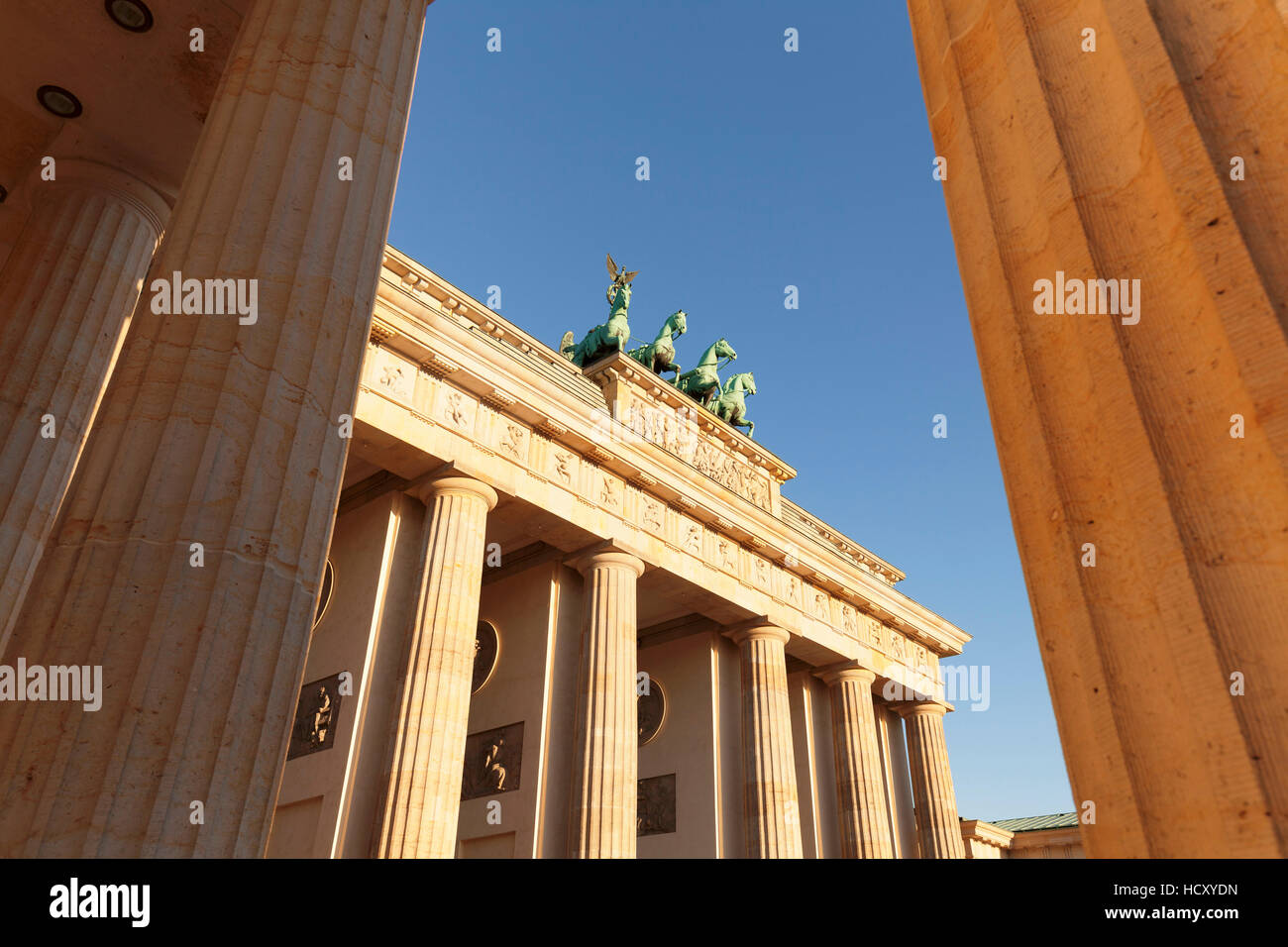 Porte de Brandebourg (Brandenburger Tor) au lever du soleil, Quadrige, Berlin Mitte, Berlin, Allemagne Banque D'Images